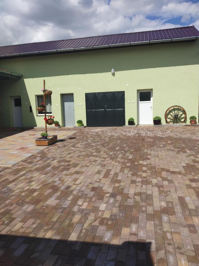Apartmán blízko Brna s dobovými dekoracemi Appartamento Melcany Esterno foto